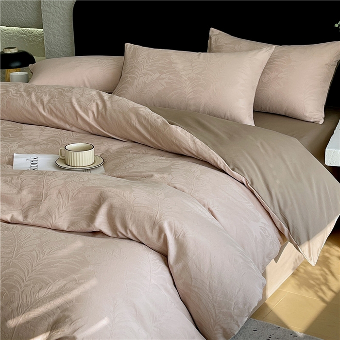 91家纺网 家纺一手货源 找家纺 琪格格纺织 2026新款60s精梳全棉纯棉厚织贡缎提花四件套 A类全棉立体浮雕床品 素叶颂眠-咖