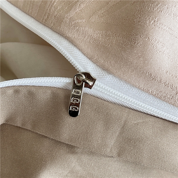 91家纺网 家纺一手货源 找家纺 琪格格纺织 2026新款60s精梳全棉纯棉厚织贡缎提花四件套 A类全棉立体浮雕床品 素叶颂眠-咖