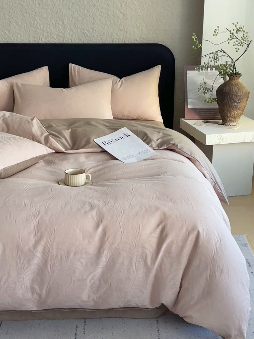 91家纺网 家纺一手货源 找家纺 琪格格纺织 2026新款60s精梳全棉纯棉厚织贡缎提花四件套 A类全棉立体浮雕床品 素叶颂眠-咖