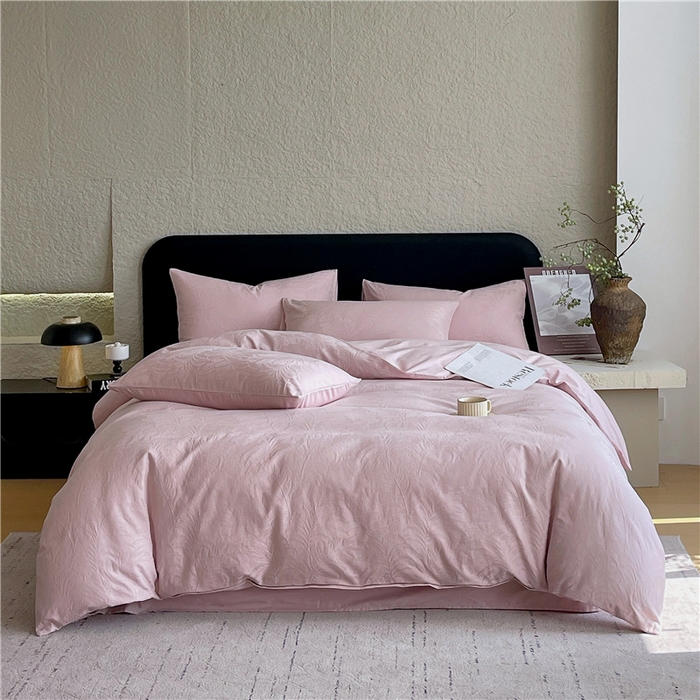 91家纺网 家纺一手货源 找家纺 琪格格纺织 2026新款60s精梳全棉纯棉厚织贡缎提花四件套 A类全棉立体浮雕床品 素叶颂眠-嫣紫