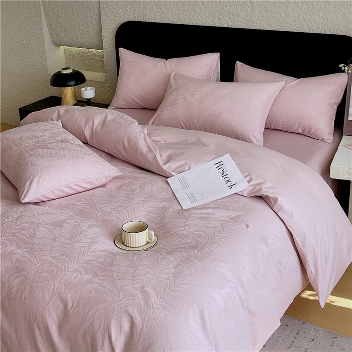 91家纺网 家纺一手货源 找家纺 琪格格纺织 2026新款60s精梳全棉纯棉厚织贡缎提花四件套 A类全棉立体浮雕床品 素叶颂眠-嫣紫