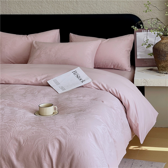 91家纺网 家纺一手货源 找家纺 琪格格纺织 2026新款60s精梳全棉纯棉厚织贡缎提花四件套 A类全棉立体浮雕床品 素叶颂眠-嫣紫