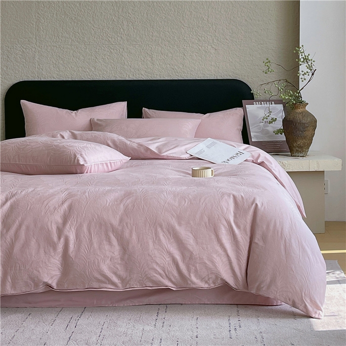 91家纺网 家纺一手货源 找家纺 琪格格纺织 2026新款60s精梳全棉纯棉厚织贡缎提花四件套 A类全棉立体浮雕床品 素叶颂眠-嫣紫