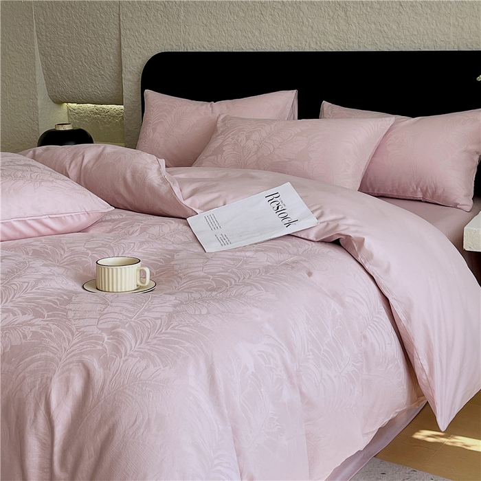 91家纺网 家纺一手货源 找家纺 琪格格纺织 2026新款60s精梳全棉纯棉厚织贡缎提花四件套 A类全棉立体浮雕床品 素叶颂眠-嫣紫