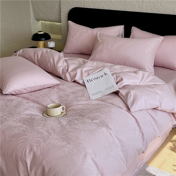 91家纺网 家纺一手货源 找家纺 琪格格纺织 2026新款60s精梳全棉纯棉厚织贡缎提花四件套 A类全棉立体浮雕床品 素叶颂眠-嫣紫