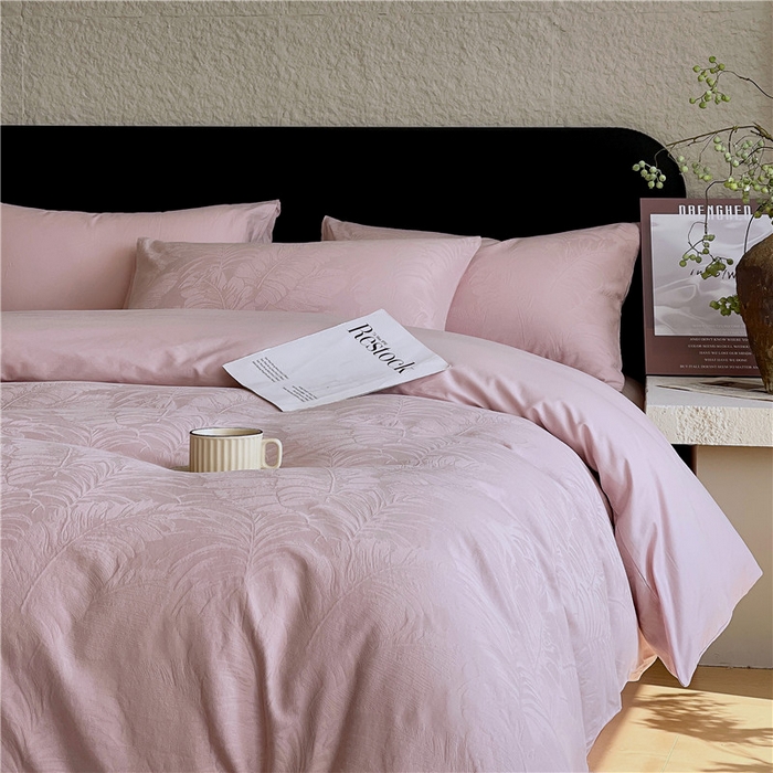 91家纺网 家纺一手货源 找家纺 琪格格纺织 2026新款60s精梳全棉纯棉厚织贡缎提花四件套 A类全棉立体浮雕床品 素叶颂眠-嫣紫