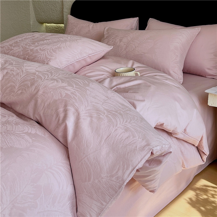 91家纺网 家纺一手货源 找家纺 琪格格纺织 2026新款60s精梳全棉纯棉厚织贡缎提花四件套 A类全棉立体浮雕床品 素叶颂眠-嫣紫