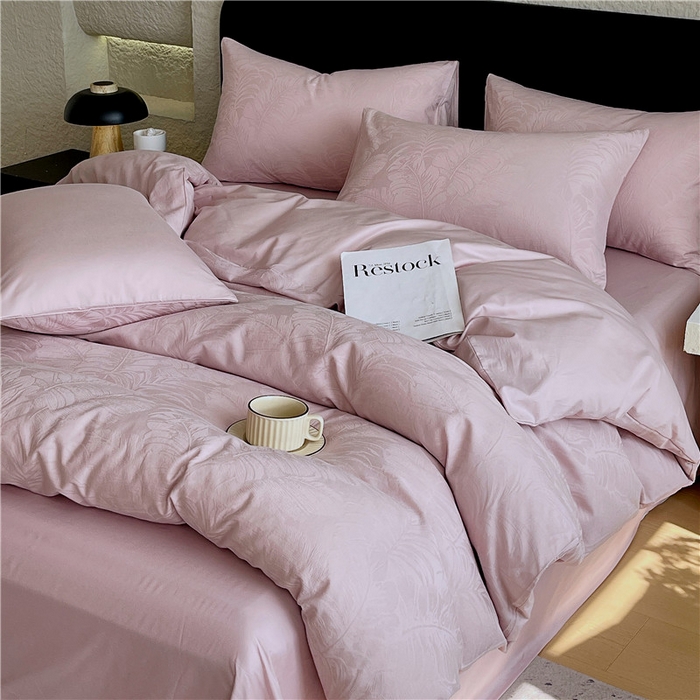 91家纺网 家纺一手货源 找家纺 琪格格纺织 2026新款60s精梳全棉纯棉厚织贡缎提花四件套 A类全棉立体浮雕床品 素叶颂眠-嫣紫