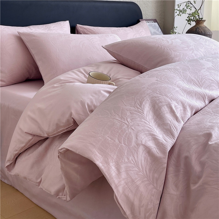 91家纺网 家纺一手货源 找家纺 琪格格纺织 2026新款60s精梳全棉纯棉厚织贡缎提花四件套 A类全棉立体浮雕床品 素叶颂眠-嫣紫