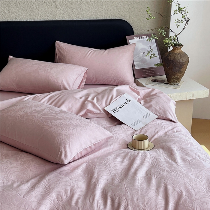 91家纺网 家纺一手货源 找家纺 琪格格纺织 2026新款60s精梳全棉纯棉厚织贡缎提花四件套 A类全棉立体浮雕床品 素叶颂眠-嫣紫