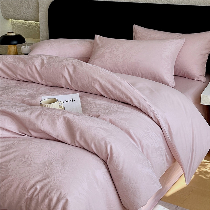 91家纺网 家纺一手货源 找家纺 琪格格纺织 2026新款60s精梳全棉纯棉厚织贡缎提花四件套 A类全棉立体浮雕床品 素叶颂眠-嫣紫