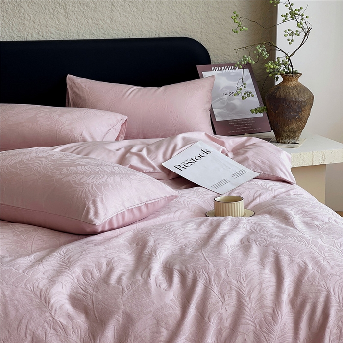 91家纺网 家纺一手货源 找家纺 琪格格纺织 2026新款60s精梳全棉纯棉厚织贡缎提花四件套 A类全棉立体浮雕床品 素叶颂眠-嫣紫