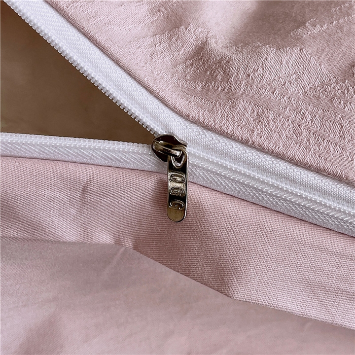 91家纺网 家纺一手货源 找家纺 琪格格纺织 2026新款60s精梳全棉纯棉厚织贡缎提花四件套 A类全棉立体浮雕床品 素叶颂眠-嫣紫