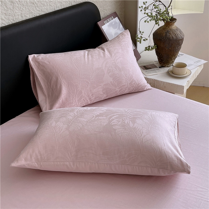 91家纺网 家纺一手货源 找家纺 琪格格纺织 2026新款60s精梳全棉纯棉厚织贡缎提花四件套 A类全棉立体浮雕床品 素叶颂眠-嫣紫