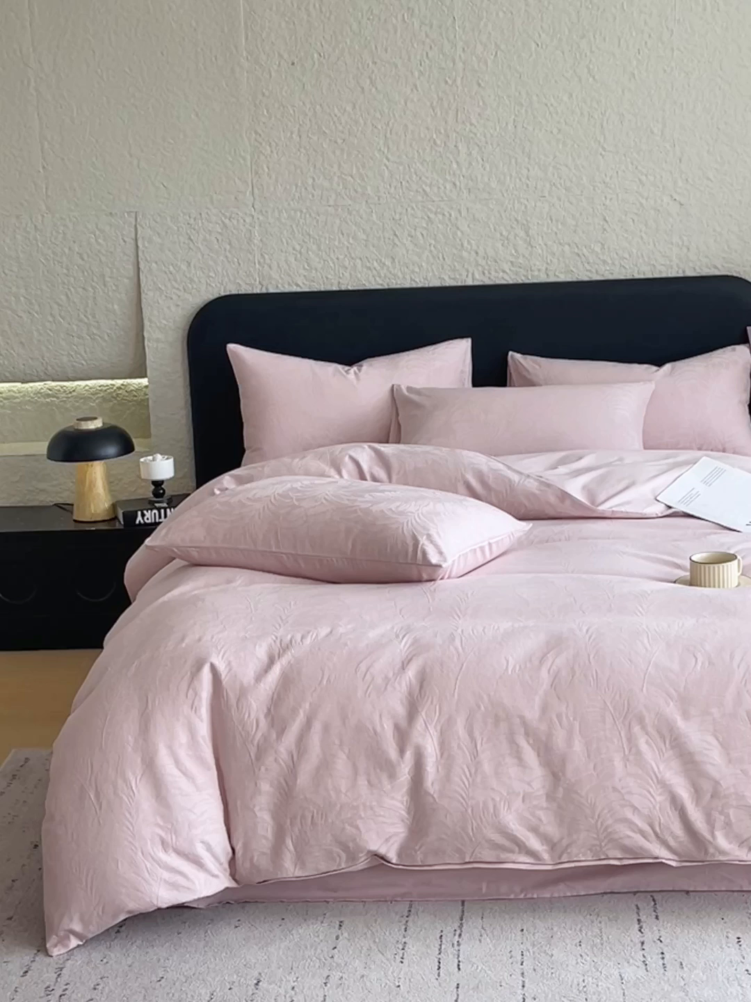 91家纺网 家纺一手货源 找家纺 琪格格纺织 2026新款60s精梳全棉纯棉厚织贡缎提花四件套 A类全棉立体浮雕床品 素叶颂眠-嫣紫