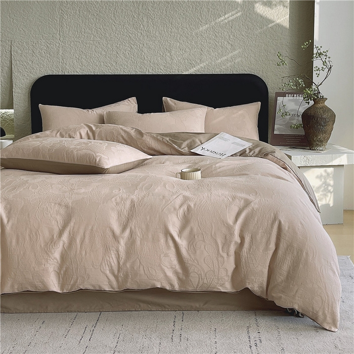 91家纺网 家纺一手货源 找家纺 琪格格纺织 2026新款60s精梳全棉纯棉厚织贡缎提花四件套 A类全棉立体浮雕床品 虞美人-浅咖