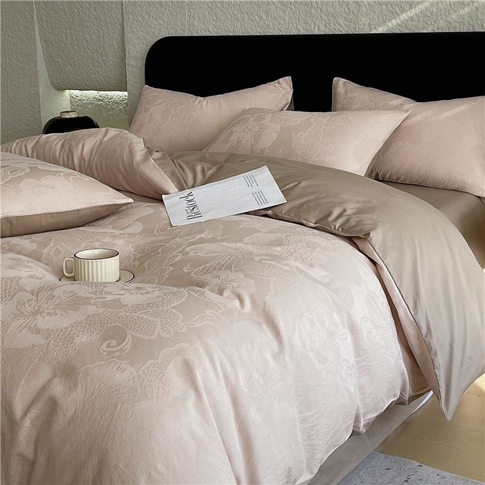 91家纺网 家纺一手货源 找家纺 琪格格纺织 2026新款60s精梳全棉纯棉厚织贡缎提花四件套 A类全棉立体浮雕床品 虞美人-浅咖