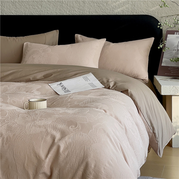 91家纺网 家纺一手货源 找家纺 琪格格纺织 2026新款60s精梳全棉纯棉厚织贡缎提花四件套 A类全棉立体浮雕床品 虞美人-浅咖