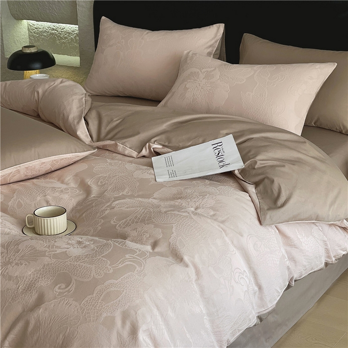 91家纺网 家纺一手货源 找家纺 琪格格纺织 2026新款60s精梳全棉纯棉厚织贡缎提花四件套 A类全棉立体浮雕床品 虞美人-浅咖