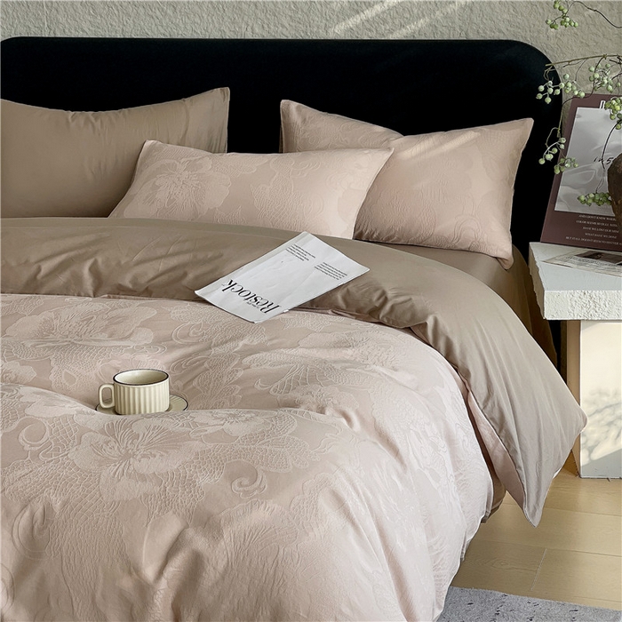 91家纺网 家纺一手货源 找家纺 琪格格纺织 2026新款60s精梳全棉纯棉厚织贡缎提花四件套 A类全棉立体浮雕床品 虞美人-浅咖