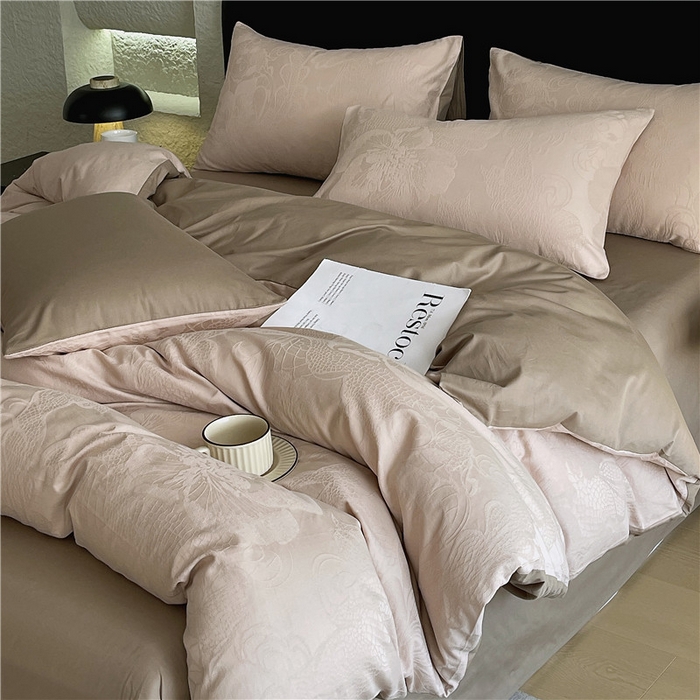 91家纺网 家纺一手货源 找家纺 琪格格纺织 2026新款60s精梳全棉纯棉厚织贡缎提花四件套 A类全棉立体浮雕床品 虞美人-浅咖