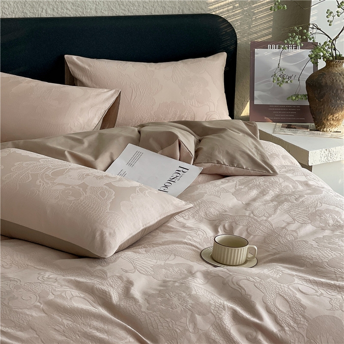 91家纺网 家纺一手货源 找家纺 琪格格纺织 2026新款60s精梳全棉纯棉厚织贡缎提花四件套 A类全棉立体浮雕床品 虞美人-浅咖