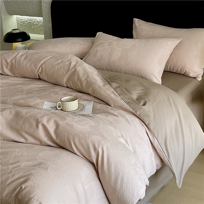 91家纺网 家纺一手货源 找家纺 琪格格纺织 2026新款60s精梳全棉纯棉厚织贡缎提花四件套 A类全棉立体浮雕床品 虞美人-浅咖