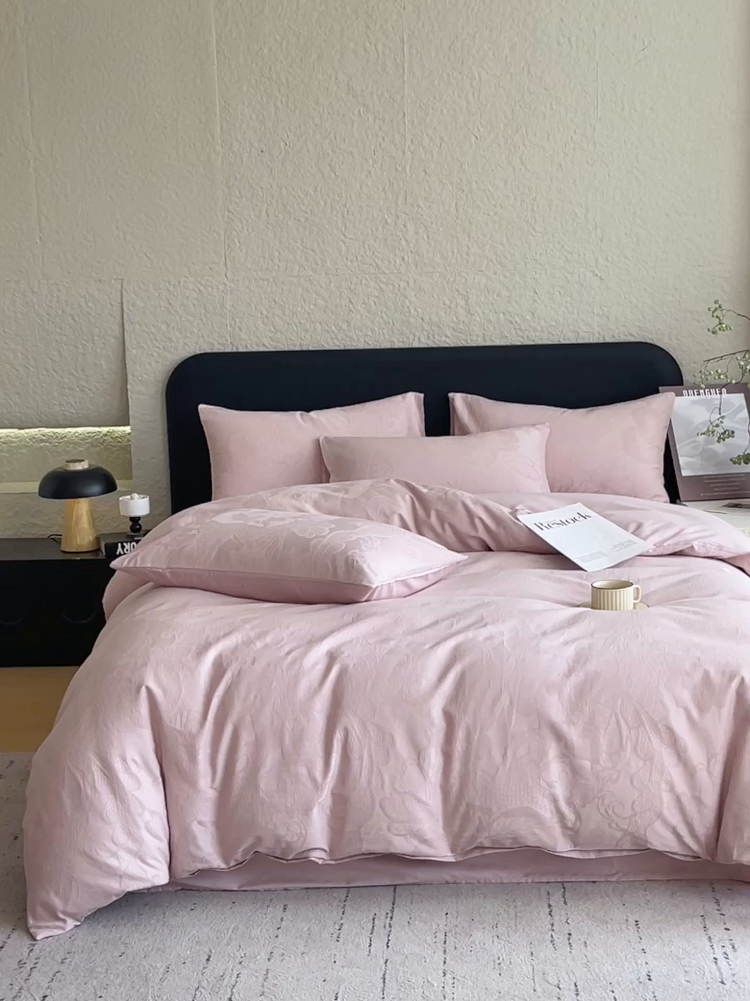 91家纺网 家纺一手货源 找家纺 琪格格纺织 2026新款60s精梳全棉纯棉厚织贡缎提花四件套 A类全棉立体浮雕床品 虞美人-嫣紫