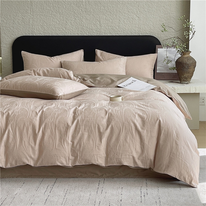 91家纺网 家纺一手货源 找家纺 琪格格纺织 2026新款60s精梳全棉纯棉厚织贡缎提花四件套 A类全棉立体浮雕床品 郁香浅渡-咖