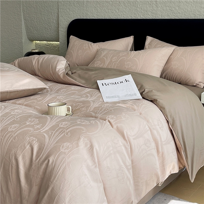 91家纺网 家纺一手货源 找家纺 琪格格纺织 2026新款60s精梳全棉纯棉厚织贡缎提花四件套 A类全棉立体浮雕床品 郁香浅渡-咖