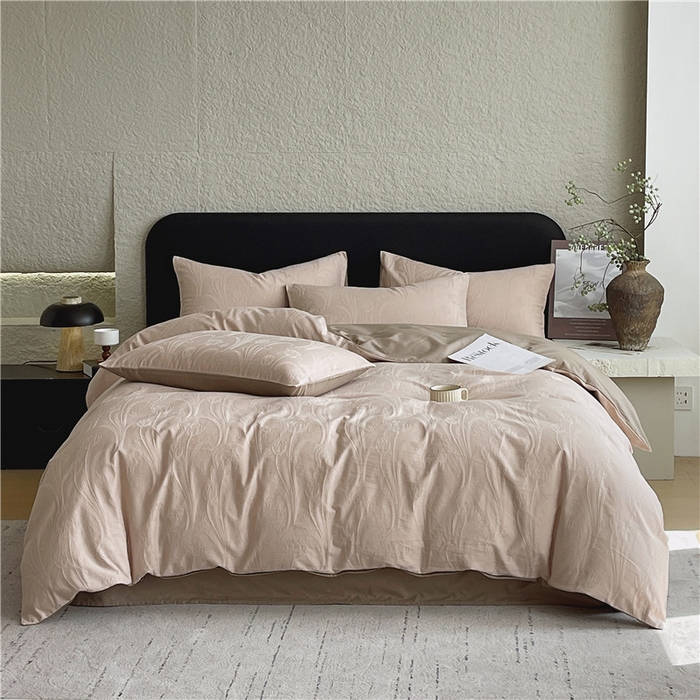 91家纺网 家纺一手货源 找家纺 琪格格纺织 2026新款60s精梳全棉纯棉厚织贡缎提花四件套 A类全棉立体浮雕床品 郁香浅渡-咖