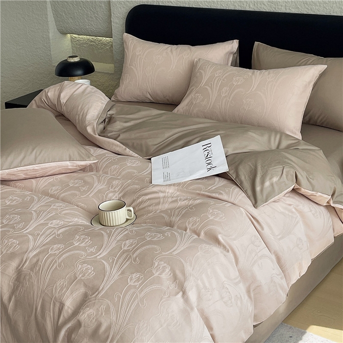 91家纺网 家纺一手货源 找家纺 琪格格纺织 2026新款60s精梳全棉纯棉厚织贡缎提花四件套 A类全棉立体浮雕床品 郁香浅渡-咖