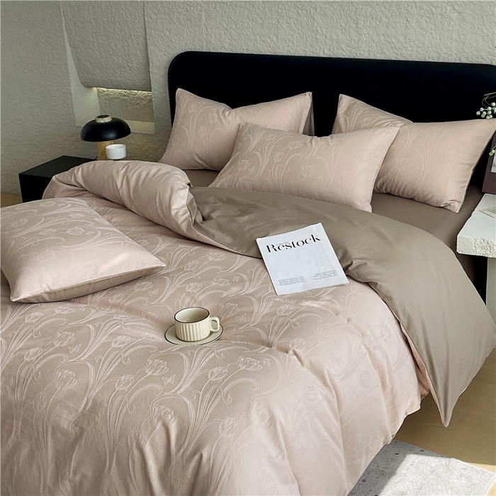 91家纺网 家纺一手货源 找家纺 琪格格纺织 2026新款60s精梳全棉纯棉厚织贡缎提花四件套 A类全棉立体浮雕床品 郁香浅渡-咖