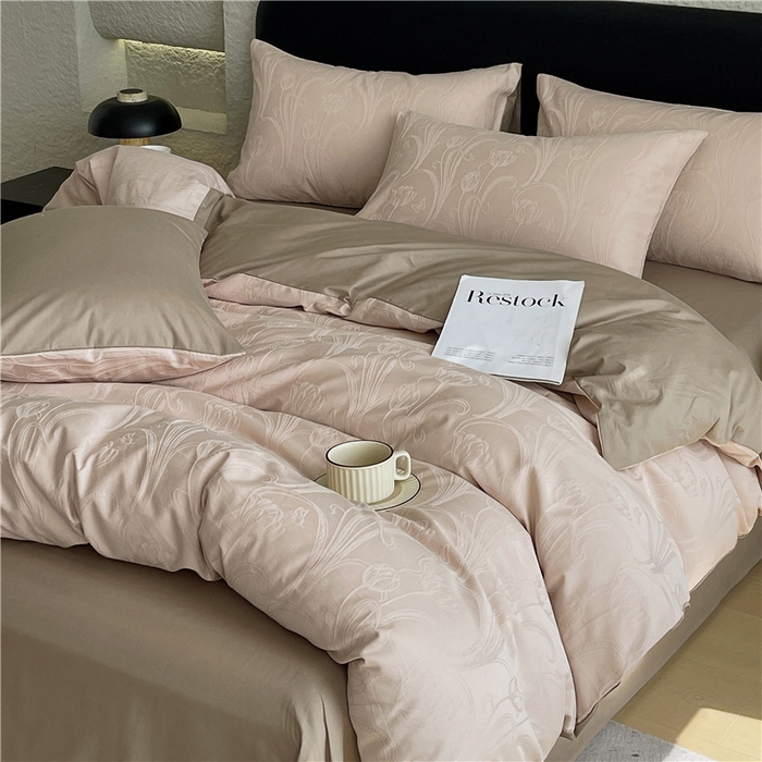 91家纺网 家纺一手货源 找家纺 琪格格纺织 2026新款60s精梳全棉纯棉厚织贡缎提花四件套 A类全棉立体浮雕床品 郁香浅渡-咖