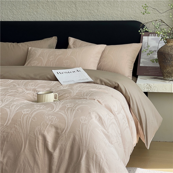 91家纺网 家纺一手货源 找家纺 琪格格纺织 2026新款60s精梳全棉纯棉厚织贡缎提花四件套 A类全棉立体浮雕床品 郁香浅渡-咖