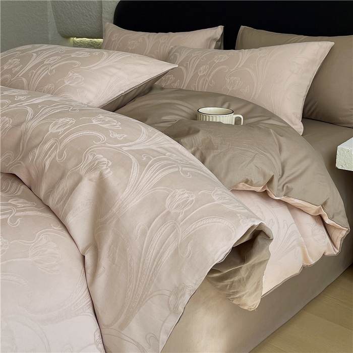 91家纺网 家纺一手货源 找家纺 琪格格纺织 2026新款60s精梳全棉纯棉厚织贡缎提花四件套 A类全棉立体浮雕床品 郁香浅渡-咖