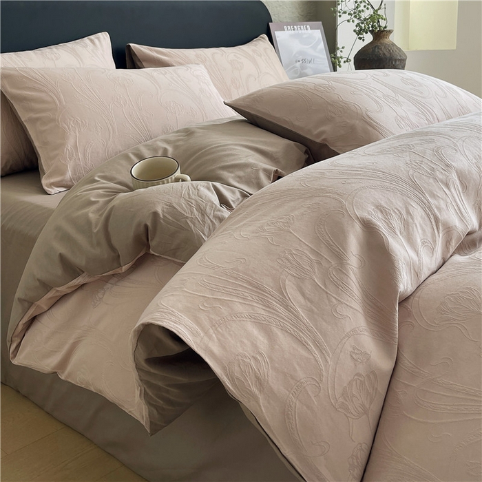 91家纺网 家纺一手货源 找家纺 琪格格纺织 2026新款60s精梳全棉纯棉厚织贡缎提花四件套 A类全棉立体浮雕床品 郁香浅渡-咖