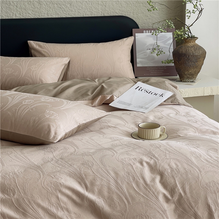 91家纺网 家纺一手货源 找家纺 琪格格纺织 2026新款60s精梳全棉纯棉厚织贡缎提花四件套 A类全棉立体浮雕床品 郁香浅渡-咖