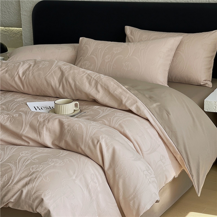 91家纺网 家纺一手货源 找家纺 琪格格纺织 2026新款60s精梳全棉纯棉厚织贡缎提花四件套 A类全棉立体浮雕床品 郁香浅渡-咖