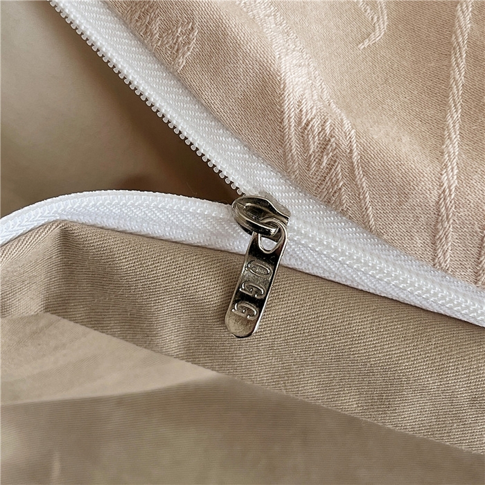 91家纺网 家纺一手货源 找家纺 琪格格纺织 2026新款60s精梳全棉纯棉厚织贡缎提花四件套 A类全棉立体浮雕床品 郁香浅渡-咖