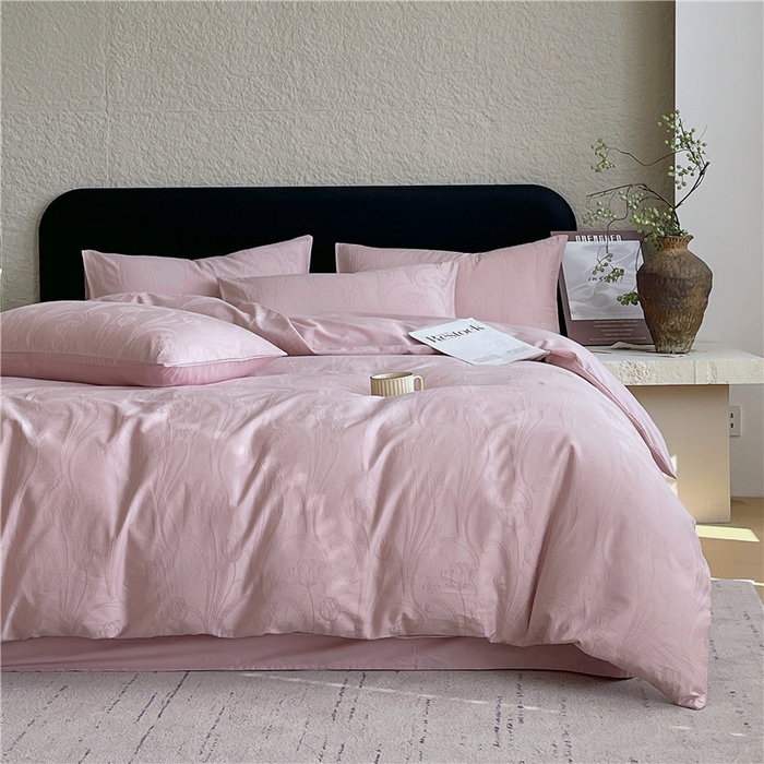 91家纺网 家纺一手货源 找家纺 琪格格纺织 2026新款60s精梳全棉纯棉厚织贡缎提花四件套 A类全棉立体浮雕床品 郁香浅渡-嫣紫