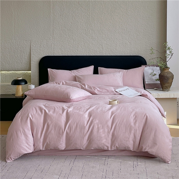 91家纺网 家纺一手货源 找家纺 琪格格纺织 2026新款60s精梳全棉纯棉厚织贡缎提花四件套 A类全棉立体浮雕床品 郁香浅渡-嫣紫