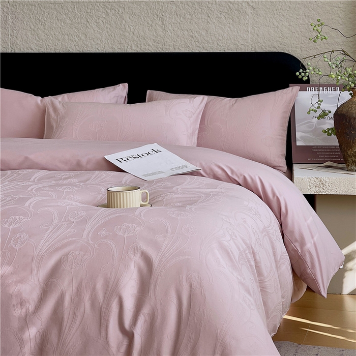 91家纺网 家纺一手货源 找家纺 琪格格纺织 2026新款60s精梳全棉纯棉厚织贡缎提花四件套 A类全棉立体浮雕床品 郁香浅渡-嫣紫