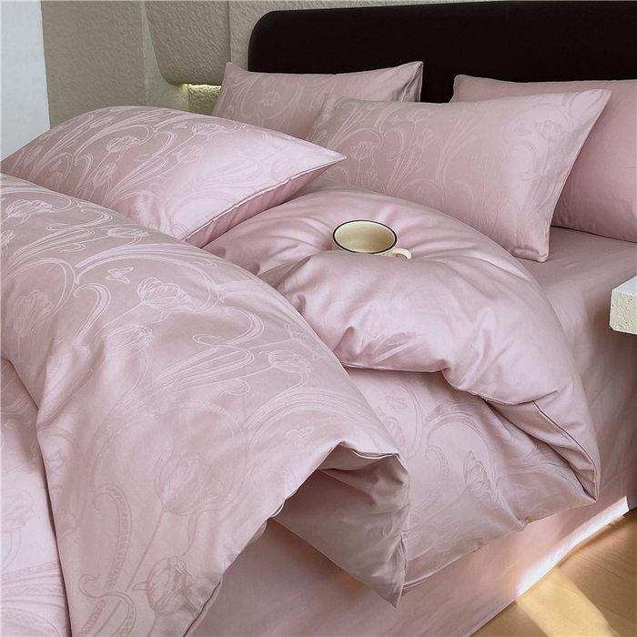 91家纺网 家纺一手货源 找家纺 琪格格纺织 2026新款60s精梳全棉纯棉厚织贡缎提花四件套 A类全棉立体浮雕床品 郁香浅渡-嫣紫