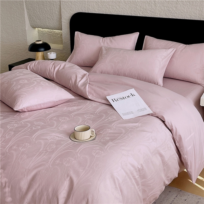 91家纺网 家纺一手货源 找家纺 琪格格纺织 2026新款60s精梳全棉纯棉厚织贡缎提花四件套 A类全棉立体浮雕床品 郁香浅渡-嫣紫