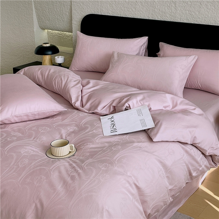 91家纺网 家纺一手货源 找家纺 琪格格纺织 2026新款60s精梳全棉纯棉厚织贡缎提花四件套 A类全棉立体浮雕床品 郁香浅渡-嫣紫