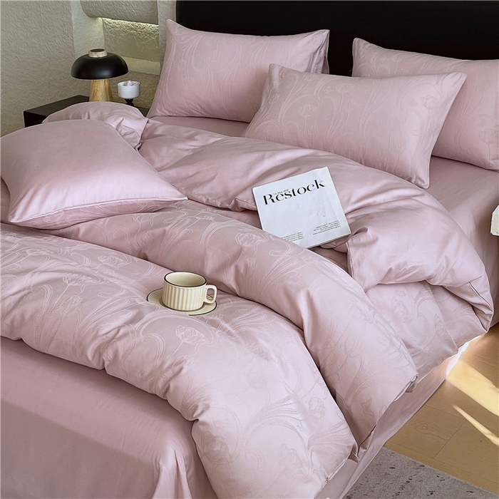 91家纺网 家纺一手货源 找家纺 琪格格纺织 2026新款60s精梳全棉纯棉厚织贡缎提花四件套 A类全棉立体浮雕床品 郁香浅渡-嫣紫