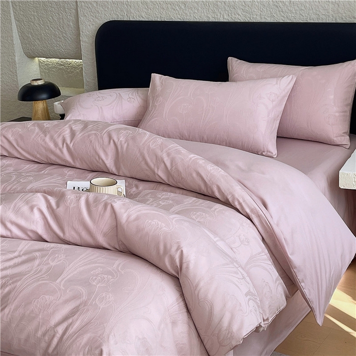 91家纺网 家纺一手货源 找家纺 琪格格纺织 2026新款60s精梳全棉纯棉厚织贡缎提花四件套 A类全棉立体浮雕床品 郁香浅渡-嫣紫