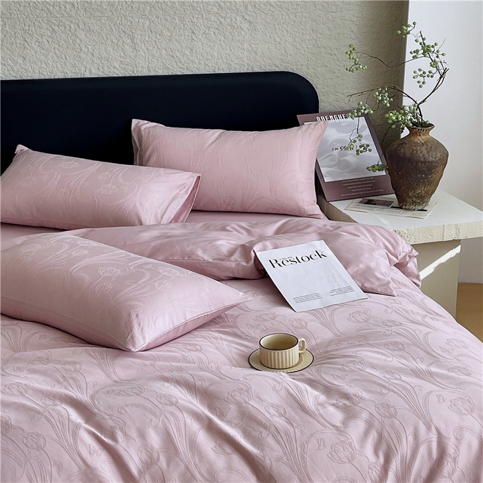 91家纺网 家纺一手货源 找家纺 琪格格纺织 2026新款60s精梳全棉纯棉厚织贡缎提花四件套 A类全棉立体浮雕床品 郁香浅渡-嫣紫