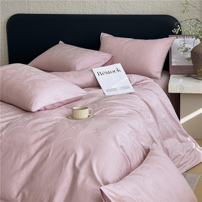 91家纺网 家纺一手货源 找家纺 琪格格纺织 2026新款60s精梳全棉纯棉厚织贡缎提花四件套 A类全棉立体浮雕床品 郁香浅渡-嫣紫